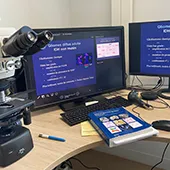 Image réaliste d’un microscope sur un bureau dans un laboratoire