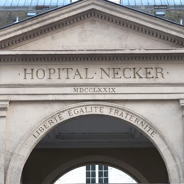 Façade de l’Hôpital Necker, spécialisé en pathologies vasculaires rares pédiatriques.