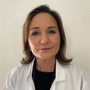 Portrait professionnel du Professeur Homa Adle-Biassette, neuropathologiste et chef du service d’Anatomie et de Cytologie pathologique.