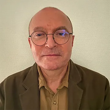 Portrait de Pr Emmanuel Houdart, éminent neuroradiologue et chef de l’unité de Neuroradiologie Interventionnelle.