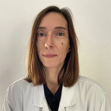 Portrait professionnel du Docteur Valérie Krivosic, ophtalmologiste spécialisée en pathologies rétiniennes.