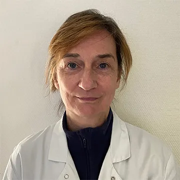 Portrait professionnel du Docteur Isabelle Crassard, neurologue spécialisée en troubles de la coagulation et maladies veineuses cérébrales.
