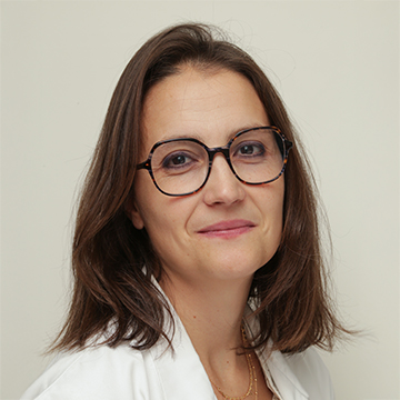 Portrait de Mme Carla Machado, psychologue spécialisée dans l’évaluation des troubles cognitifs associés aux maladies neurodégénératives.