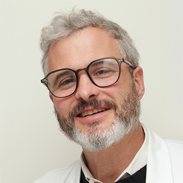 Portrait du Dr Marc-Antoine Labeyrie, neuroradiologue dévoué au CERVCO.